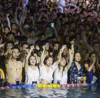 Chineses ignoraram a pandemia e se aglomeraram em festa eletrônica