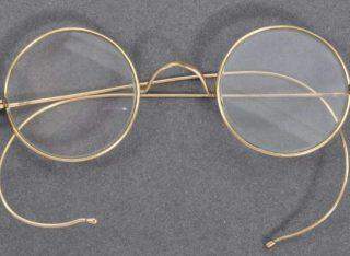 Par de óculos de Gandhi é vendido por US$ 340 mil em leilão na Inglaterra