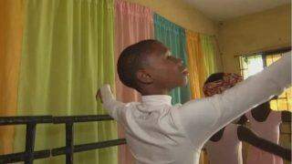 Dançarino nigeriano de 11 anos recebe bolsa de estudos nos EUA