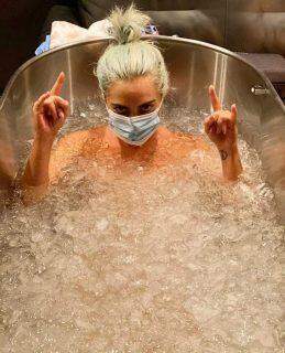 Lady Gaga faz crioterapia para melhorar sua atuação no VMA.