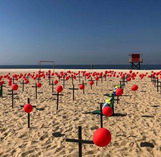 Homenagem aos 100 mil mortos pela Covid-19 em Copacabana.