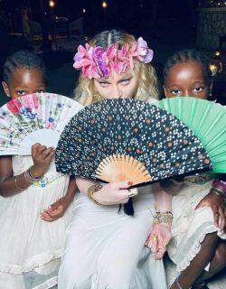 Madonna comemora 62 anos com os filhos na Jamaica.