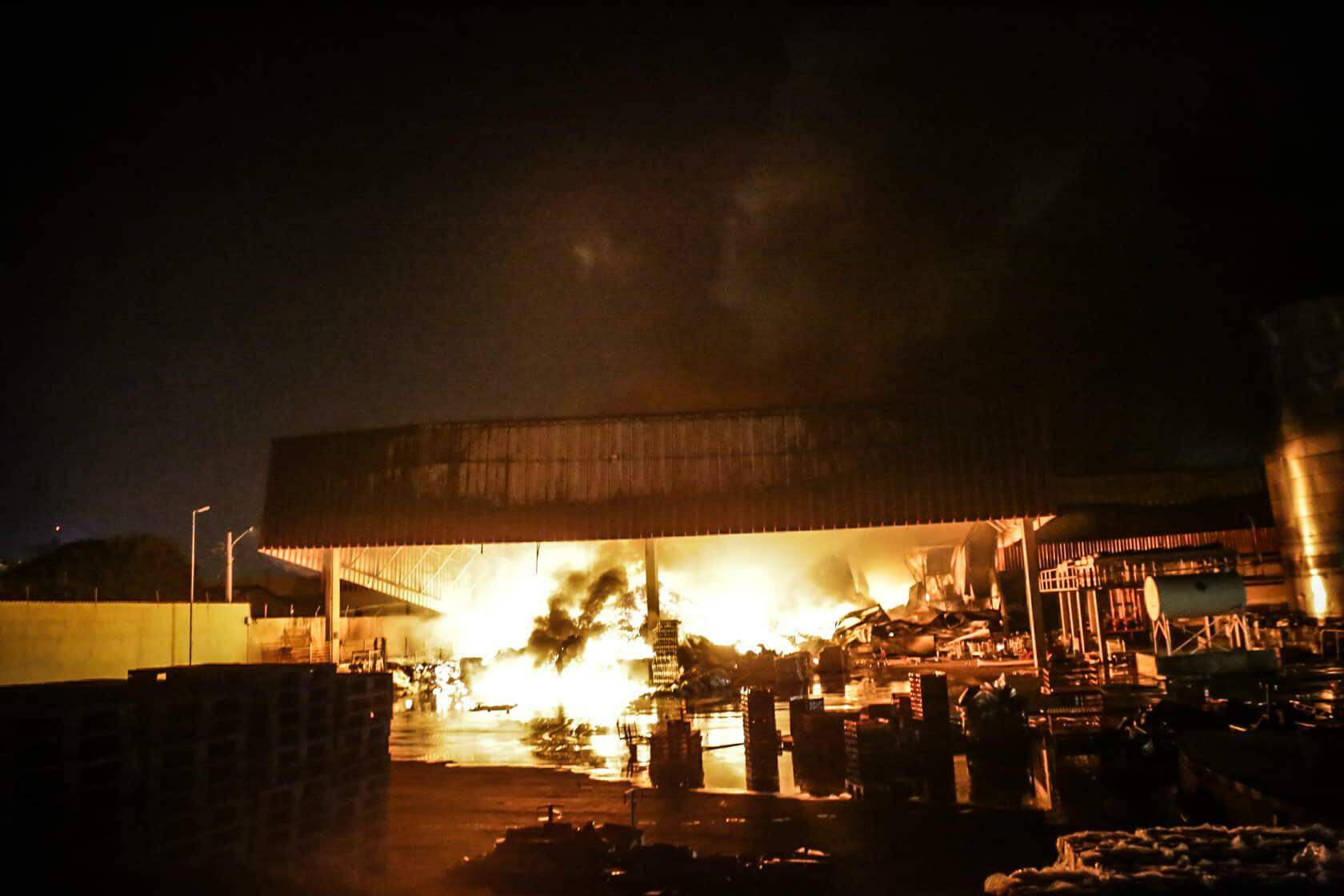 GALERIA: Confira as imagens do incêndio de grandes proporções no Atacadão