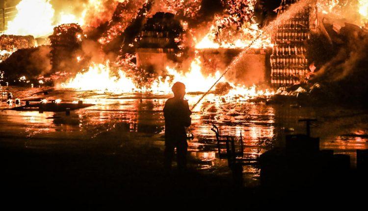 Incêndio que destruiu Atacadão é o maior dos últimos anos, afirma Corpo de Bombeiros