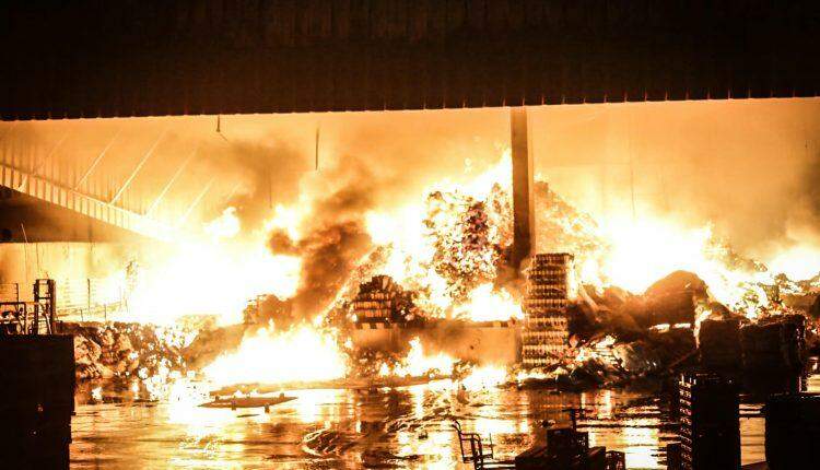 Incêndio que destruiu Atacadão é o maior dos últimos anos, afirma Corpo de Bombeiros