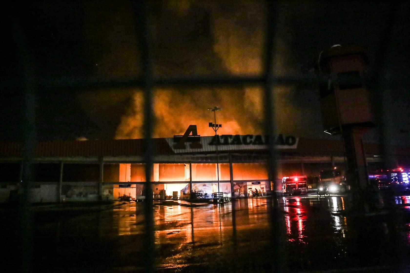 GALERIA: Confira as imagens do incêndio de grandes proporções no Atacadão