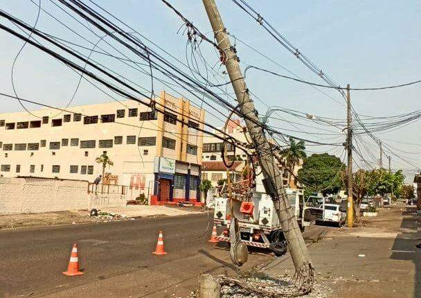 Acidente arranca porta de caminhão e derruba poste e semáforo na Rua Dom Aquino