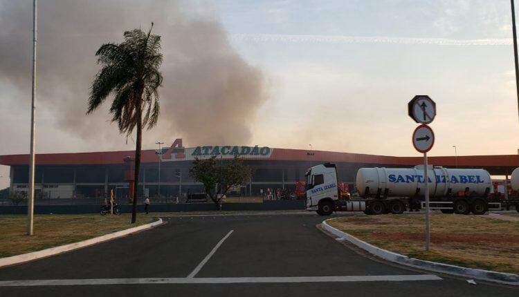 Mais de 12h após incêndio, fumaça ainda é vista de longe em Atacadão destruído pelo fogo