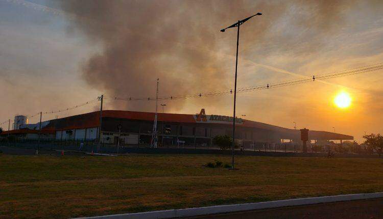 Mais de 12h após incêndio, fumaça ainda é vista de longe em Atacadão destruído pelo fogo