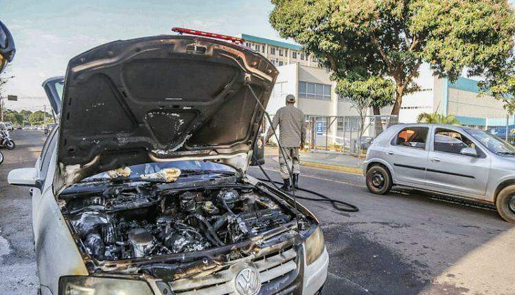 Incêndio em carro mobiliza Bombeiros em frente à Santa Casa de Campo Grande