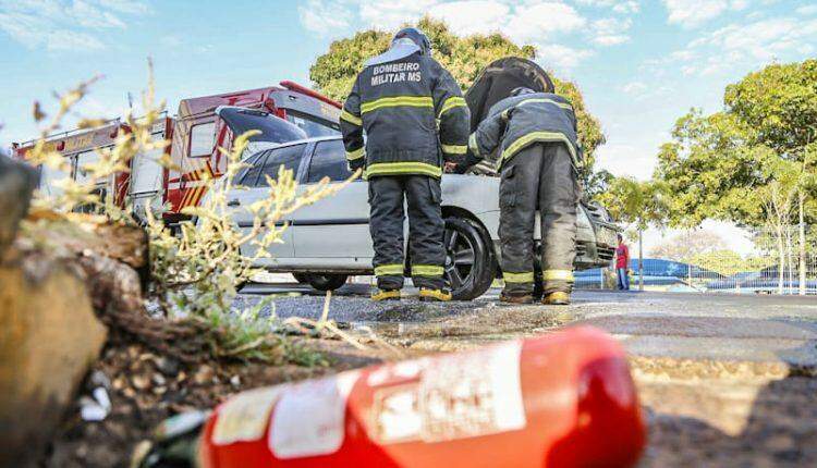 Incêndio em carro mobiliza Bombeiros em frente à Santa Casa de Campo Grande