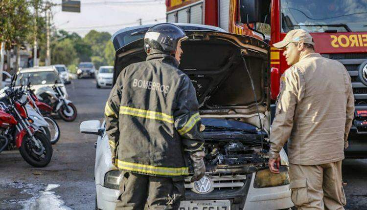 Incêndio em carro mobiliza Bombeiros em frente à Santa Casa de Campo Grande