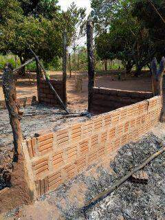 Família com seis crianças que perdeu tudo em incêndio pede por doações