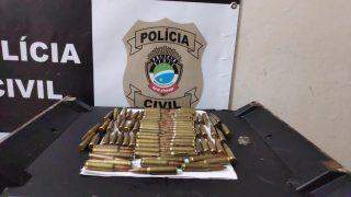 Polícia flagra trio preparando carregamento de droga e munições de fuzil em MS