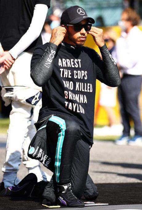 Hamilton protesta contra racismo e violência policial no GP da Toscana.