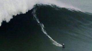 Maya Gabeira bate próprio recorde de maior onda surfada por uma mulher