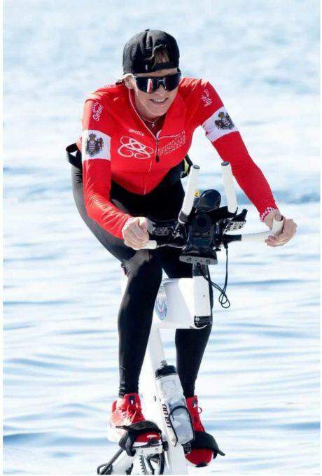 Princesa Charlene do Mônaco vence prova de bicicleta aquática