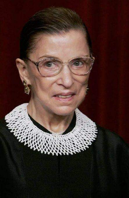 'Fearless Girl' ganha gola de renda em homenagem a Ruth Bader Ginsburg.