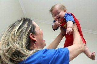 Bebê com síndrome de Down, o 'Super Chico', se recupera da COVID-19
