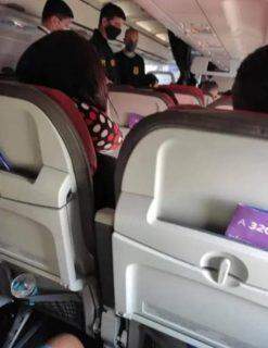 Passageiro é retirado de voo por ofensas homofóbicas a comissários.