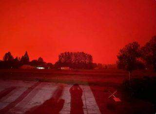 Incêndios florestais deixam céu vermelho no estado americano de Oregon.