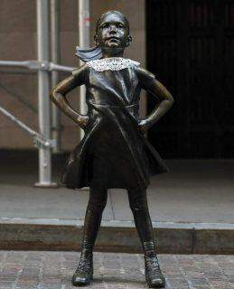 'Fearless Girl' ganha gola de renda em homenagem a Ruth Bader Ginsburg.