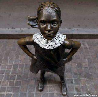 'Fearless Girl' ganha gola de renda em homenagem a Ruth Bader Ginsburg.