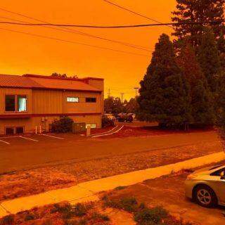 Incêndios florestais deixam céu vermelho no estado americano de Oregon.