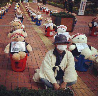 Um protesto de ursinhos de pelúcia dos vendedores ambulantes em Seul