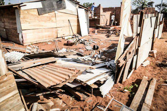 ‘Diabo de poeira’: redemoinho destruiu barracos e famílias pedem ajuda em Campo Grande