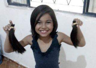 Menina de 8 anos doa cabelo para confecção de perucas para pessoas com cancêr