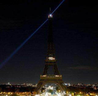 Torre Eiffel fica às escuras em homenagem a professor decapitado.