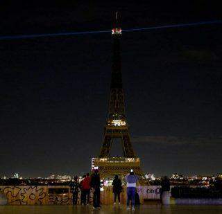 Torre Eiffel fica às escuras em homenagem a professor decapitado.