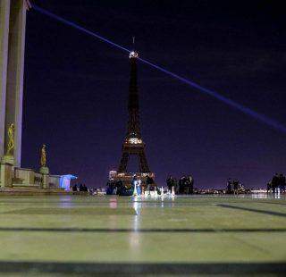 Torre Eiffel fica às escuras em homenagem a professor decapitado.