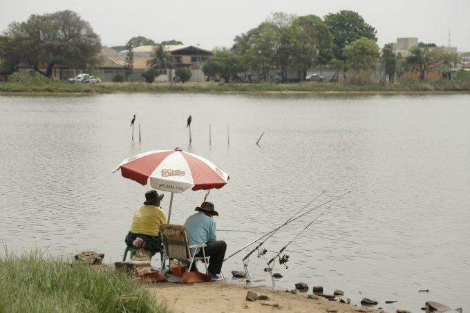 Estiagem faz Lagoa Itatiaia ter pior seca dos últimos anos e peixes não resistem