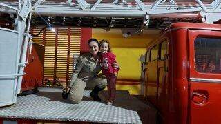 Militares fazem surpresa para menina de três anos apaixonada pelo Corpo de Bombeiros