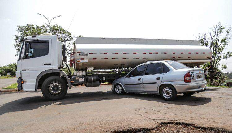 Com risco de explosão, carro é retirado debaixo de caminhão-tanque na Duque de Caxias