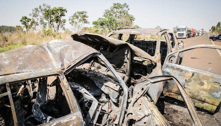 Ultrapassagem teria provocado acidente com morte e carros incendiados na BR-060