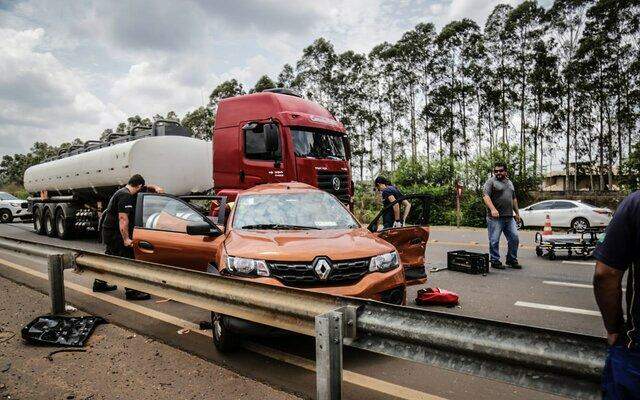 Passageiros ficam presos às ferragens após carro ser atingido por dois caminhões na BR-163 em Campo Grande