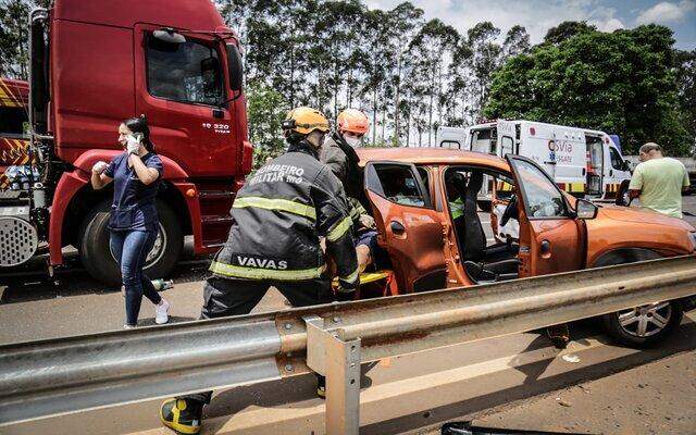 Passageiros ficam presos às ferragens após carro ser atingido por dois caminhões na BR-163 em Campo Grande