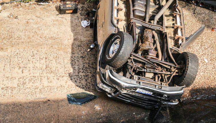 Camionete é cravada de tiros, cai em córrego e motorista morre em Campo Grande