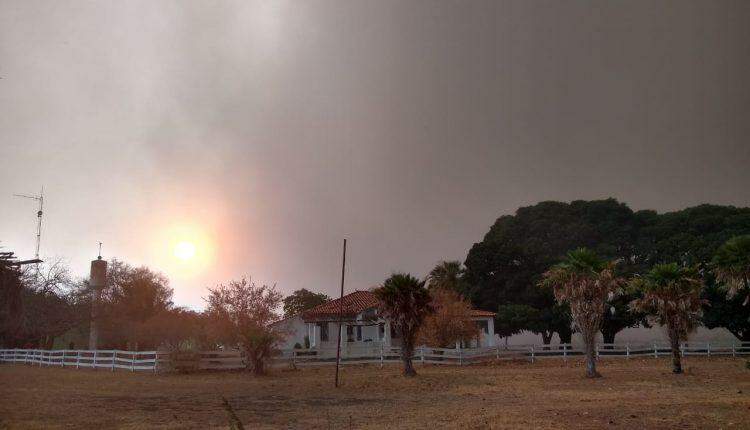 ‘Chuva’ de fuligem atinge Barra de São Lourenço e atrapalha combate a incêndio