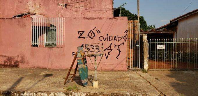 PCC picha muros na Vila Almeida e ameaça quem pensa em roubar por lá