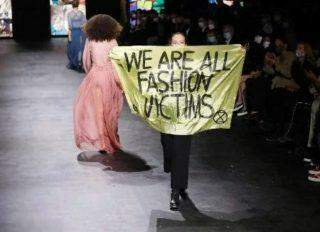 "Somos todos vítimas da moda": manifestante invade desfile da Dior em Paris