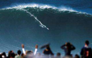 Elite do surfe está em Nazaré em busca de onda histórica.