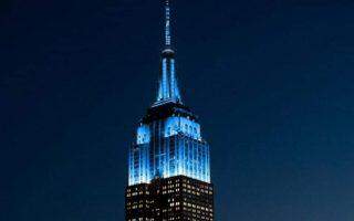 Empire State celebra 80 anos de John Lennon iluminado com símbolo da paz.