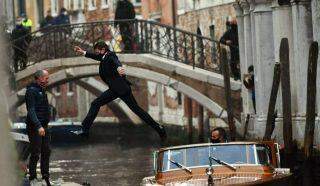De máscara, Tom Cruise grava cenas de 'Missão: Impossível 7', em Veneza.