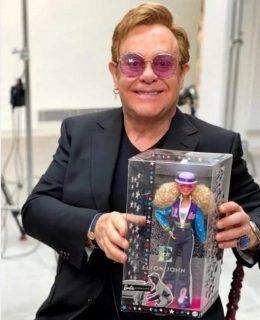 Elton John ganha boneca Barbie em sua homenagem