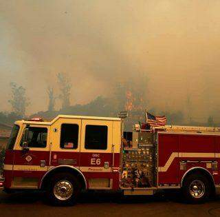 Incêndio violento na Califórnia deixa 60.000 evacuados