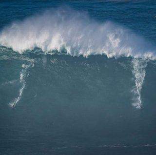 Elite do surfe está em Nazaré em busca de onda histórica.